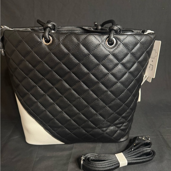 Elegant Black and Cream Quilted Women's Bag Set - Picture 6 of 6